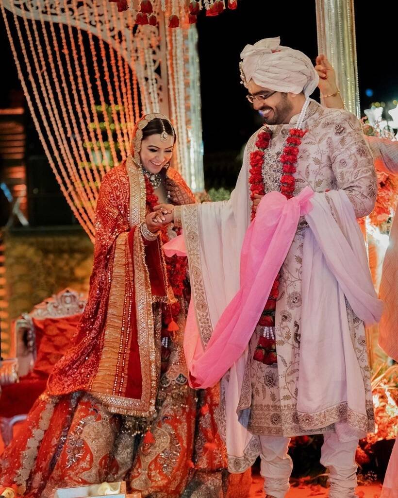फेरों के दौरान हंसिका और सोहेल दोनों बेहद खुश नजर आ रहे थे। (Photo: Hansika Motwani/Instagram)