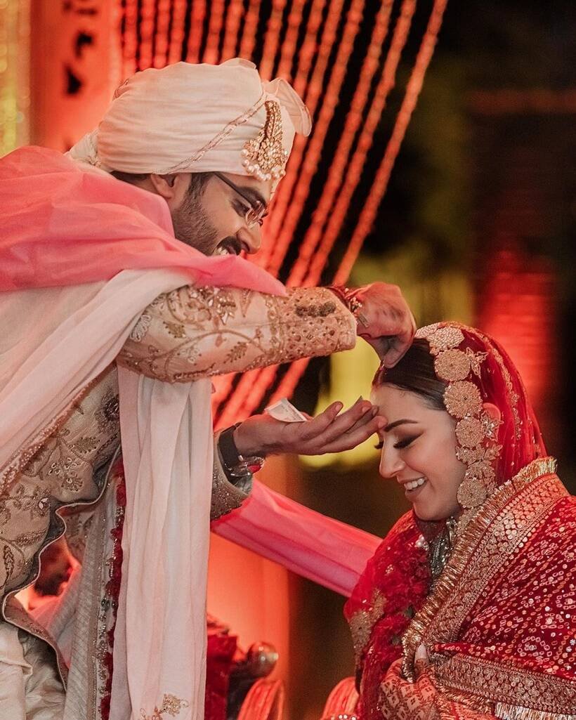 इस तस्वीर में सोहेल हंसिका की मांग भरते दिख रहे हैं। (Photo: Hansika Motwani/Instagram)