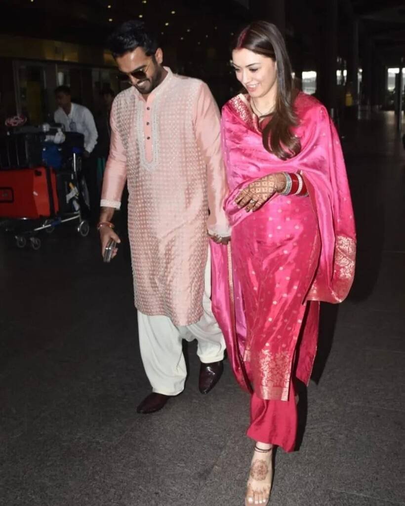 एयरपोर्ट पर दोनों एक दूजे के हाथों में हाथ डाले नजर आए।(Photo: hansika.officiaal/Instagram)