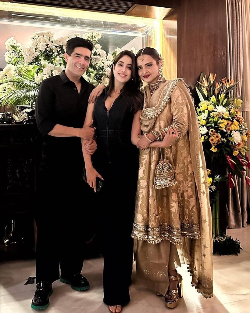 तस्वीर में जाह्नवी कपूर के साथ रेखा और मनीष। (Photo: Manish Malhotra/Instagram)