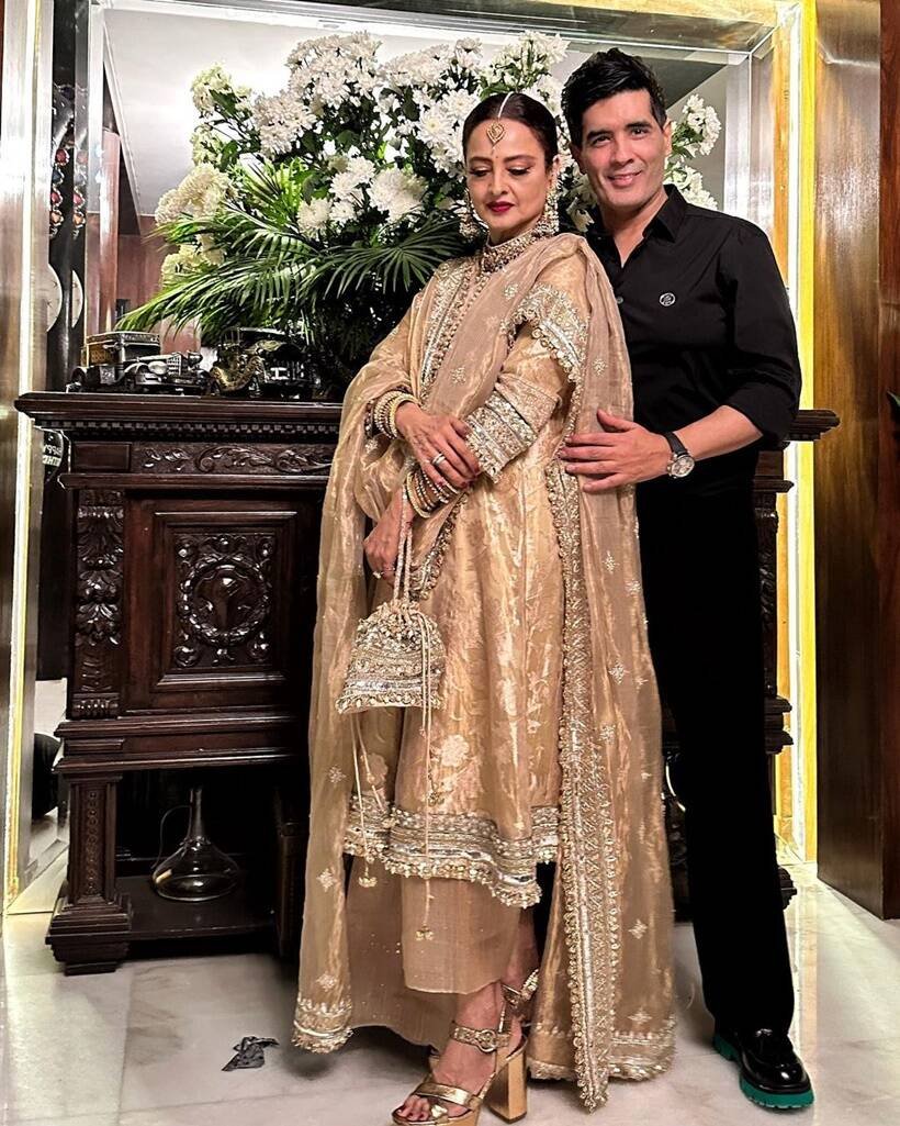 बता दें कि एक जमाने में रवीना टंडन को लगता था कि रेखा अक्षय के कुमार के काफी करीब जा रही हैं। रवीना खुद कबूल कर चुकी हैं कि वह रेखा को अपने प्यार का दुश्मन मानने लगी थीं। (Photo: Manish Malhotra/Instagram)