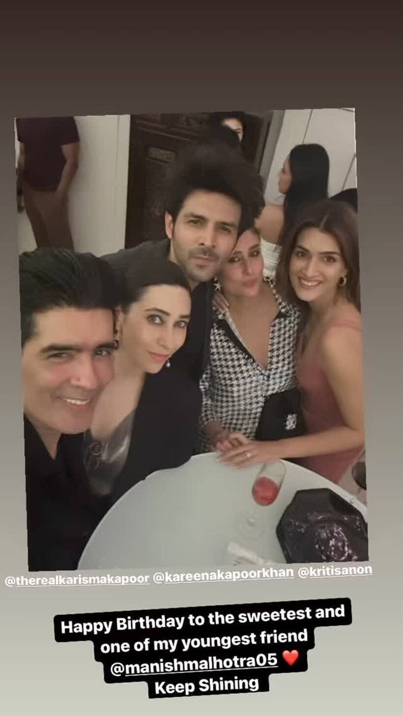 मनीष मल्होत्रा के घर पहुंचे सितारों ने पार्टी की फोटोज शेयर की। (Photo: Kartik Aaryan/Instagram)