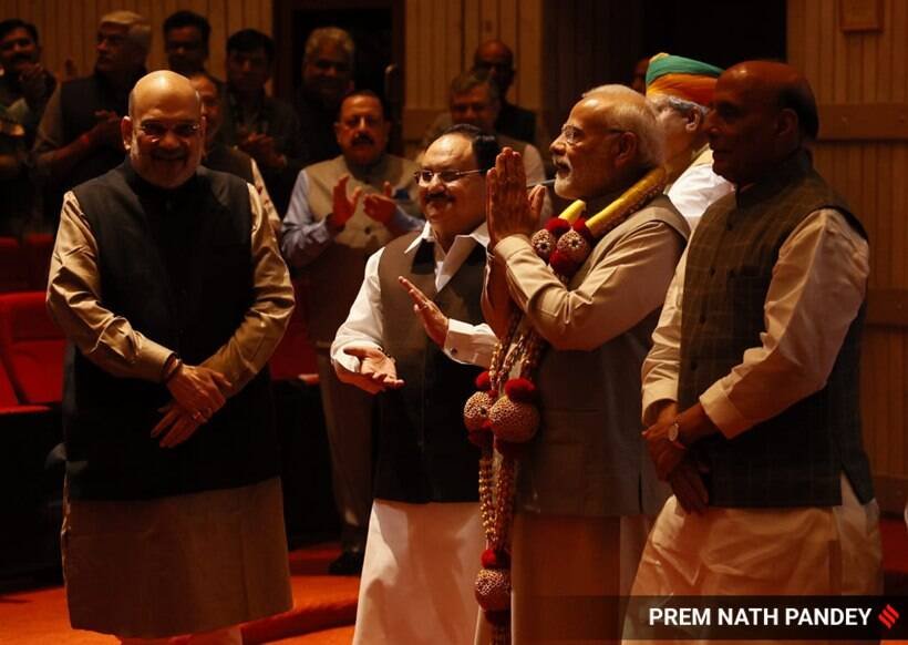 narendra modi welcomed by amit shah, rajnath singh