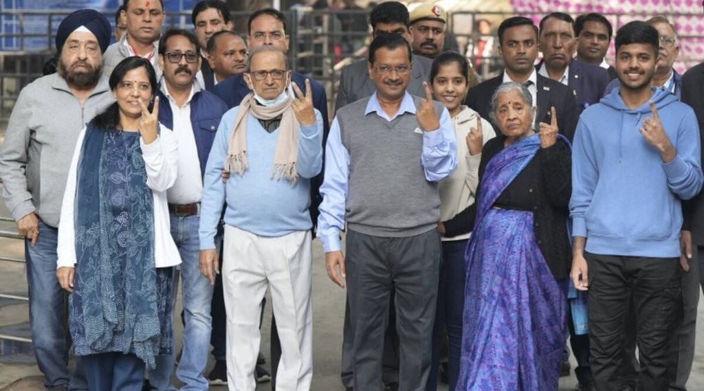 एमसीडी चुनाव 2022 के ल‍िए नई द‍िल्‍ली के स‍िव‍िल लाइंस में 4 द‍िसंबर को मतदान करने के बाद द‍िल्‍ली के मुख्‍यमंत्री अरव‍िंंद केजरीवाल और उनके पर‍िवार के सदस्‍य (फोटो सोर्स: पीटीआई) 