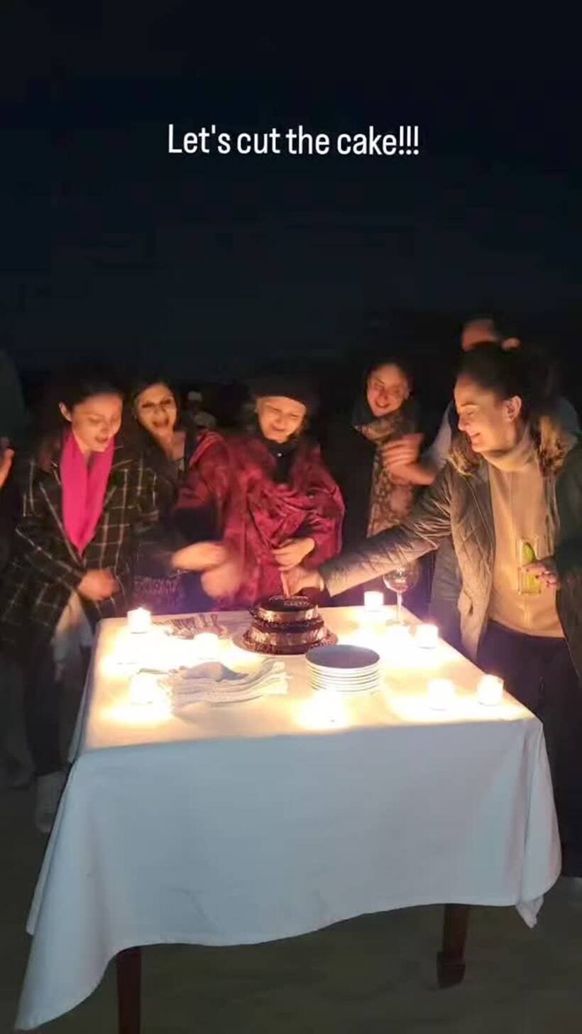शर्मिला टैगोर ने रेगिस्तान में ही अपने जन्मदिन का केक काटा। (Photo: Saba Pataudi/Instagram)