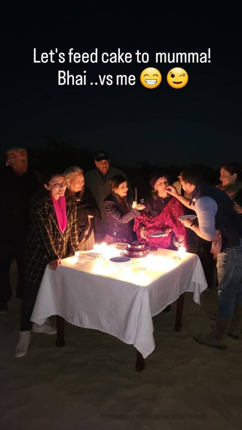 मां को केक खिलाते सैफ। (Photo: Saba Pataudi/Instagram)