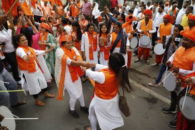 रुझानों से स्थिति साफ होने के बाद बीजेपी नेता और कार्यकर्ता जगह जगह जश्न मनाते नजर आए। (Express photo by Chitral Khambati)