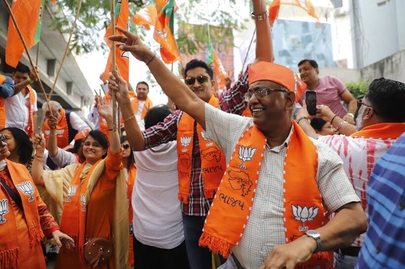 सूरत में पार्टी दफ्तर के बाहर जश्न मनाते बीजेपी कार्यकर्ता। (Express photo by Chitral Khambati)