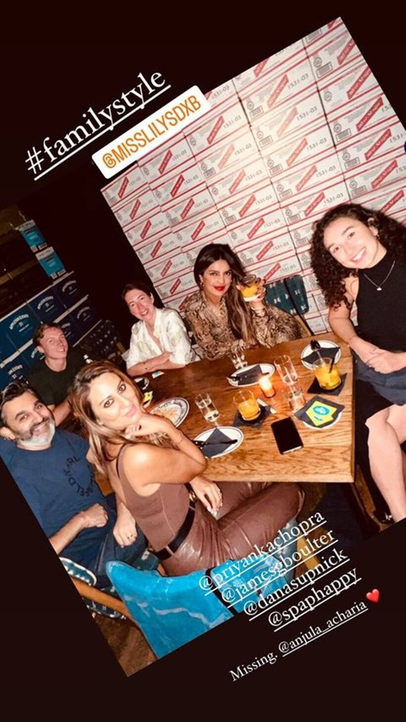 अपने गैंग के साथ डिनर टेबल पर प्रियंका चोपड़ा। (Photo: Sonal Vara-Parmar/Instagram)