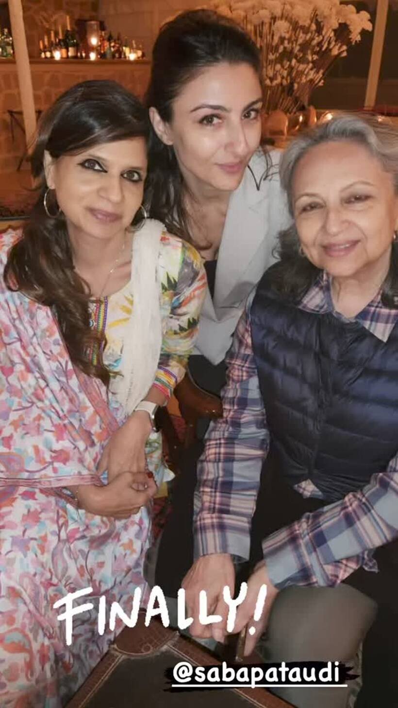 तस्वीर में दोनों बेटियों के साथ शर्मिला टैगोर। (Photo: Soha Ali Khan/Instagram)