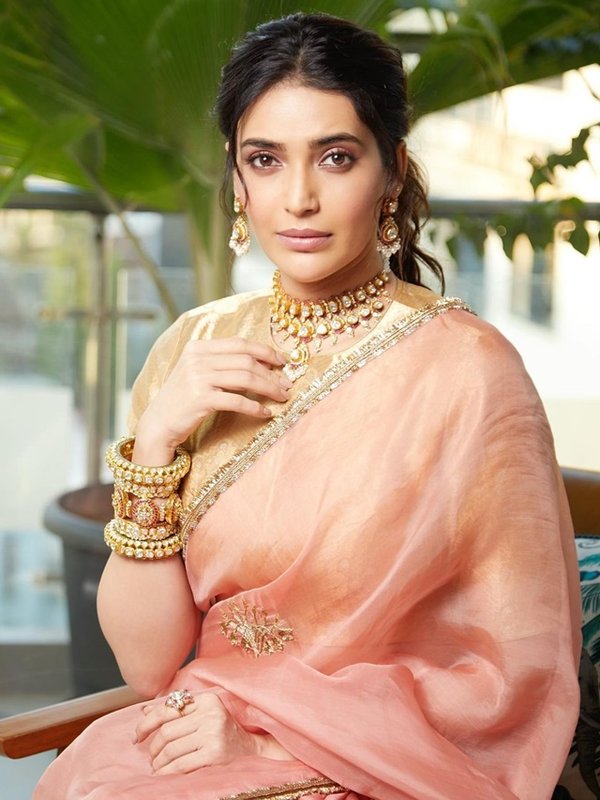 karishma tanna stuns