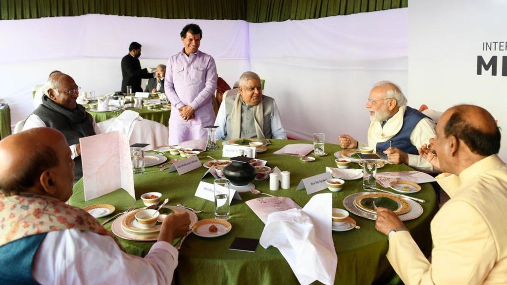 प्रधानमंत्री मोदी ने सत्ता पक्ष और विपक्ष के सांसदों के साथ लंच किया (Photo Source- twitter/ @narendramodi)