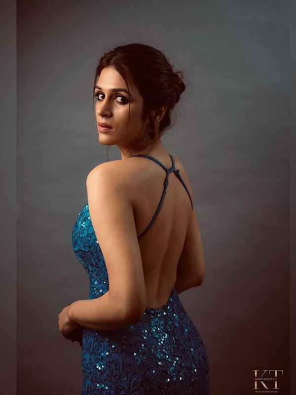 shraddha das in backless gown