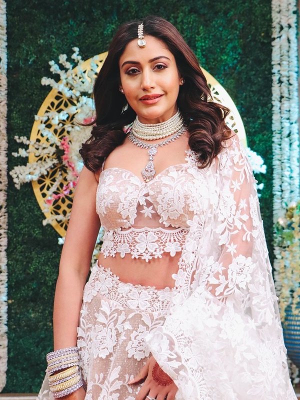 surbhi in off white lehanga