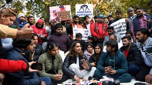 Wrestlers protest | Wrestling Federation of India | Vinesh Phogat | Sakshi Malik | Indian wrestler | Bajran Punia |