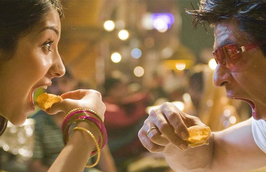 Actors Favourite Street Food: कई बॉलीवुड एक्टर्स खाने के खूब शौकीन हैं। इनमें से कुछ स्ट्रीट फूड के बड़े दीवाने हैं। शाहरुख (Shahrukh Khan) और सलमान (Salman Khan) जैसे कई बड़े एक्टर्स हैं जो कई बार स्ट्रीट फूड के मजे लेते भी दिखे हैं। कुछ ऐसे भी हैं जिन्होंने खुद स्ट्रीट फूड के लिए अपनी दीवानगी बयां की है। आइए डालते हैं एक नजर बॉलीवुड के कुछ फेमस एक्टर्स और उनके पसंदीदा स्ट्रीट फूड पर एक नजर: 