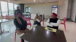 UP: सपा IT Cell के हेड की गिरफ्तारी पर पुलिस मुख्यालय पहुंचे अखिलेश यादव, पुलिस ने दी चाय तो बोले- इसमें जहर हो सकता है