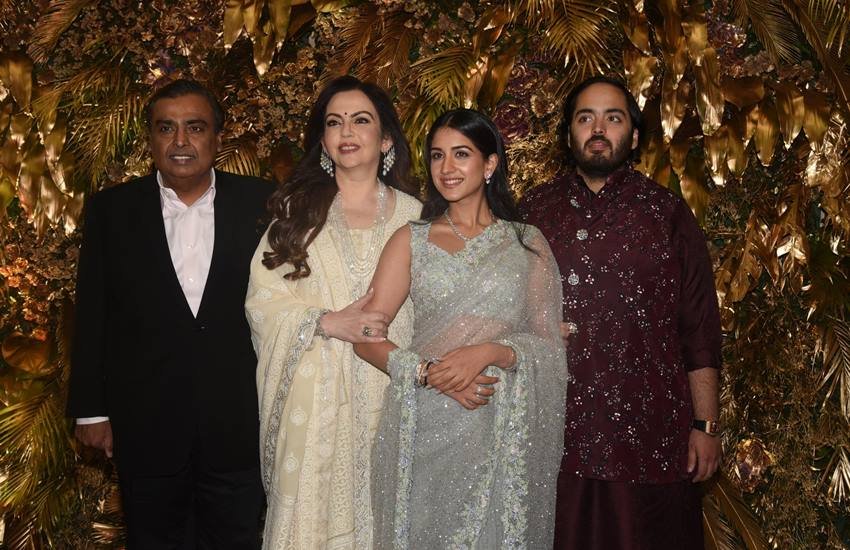 Anant Ambani - Radhika Merchant: मुकेश अंबानी (Mukesh Ambani) और नीता अंबानी (Nita Ambani) के छोटे बेटे अनंत अंबानी अपनी दोस्त राधिका मर्चेंट (Radhika Merchant) संग शादी करने जा रहे हैं। हाल ही में राधिका और अनंत की सगाई हुई। सगाई की तस्वीरों में दोनों बहुत प्यारे लग रहे थे। आइए डालते हैं राधिका के साथ अनंत की कुछ वायरल तस्वीरों पर एक नजर: