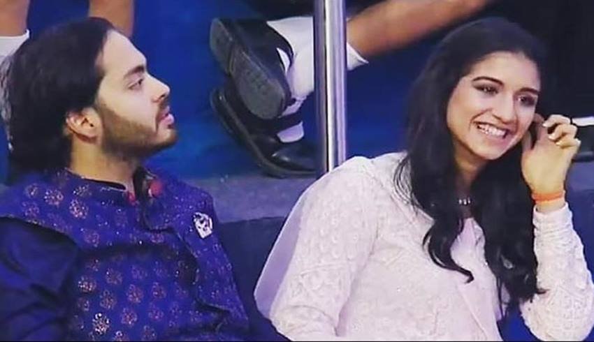 क्रिकेट स्टेडियम में अनंत के साथ मैच देखतीं राधिका। (Photos: Social Media)