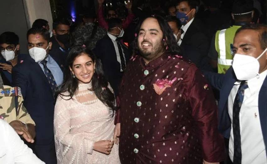अपनी सगाई पर अनंत अंबानी और राधिका मर्चेंट। (Photos: Social Media)