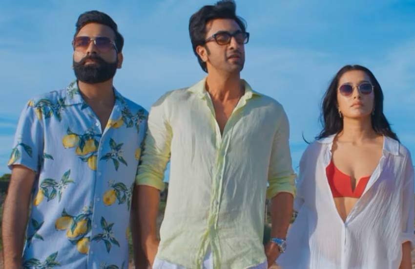 रणबीर कपूर (Ranbir Kapoor) की नई फिल्म तू झूठी मैं मक्कार (Tu Jhoothi Main Makkar) का ट्रेलर रिलीज हो गया है। फिल्म में रणबीर कपूर और श्रद्धा कपूर (Shraddha Kapoor) लीड रोल में हैं। इस फिल्म में एक शख्स ने हर किसी का ध्यान अपनी तरफ खींचा है। उस शख्स का नाम है अनुभव सिंह बस्सी (Anubhav Singh Bassi)। (Photo: Screen Grab)