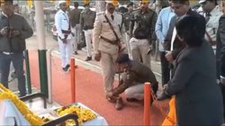 Viral Video: गणतंत्र दिवस के मौके पर SP ने सिपाही से बंधवाए जूते, लोगों ने पूछा- इसीलिए UPSC पास किया था?