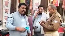 Viral Video: दिमाग ठीक कर लो अपना, पूरी चौकी का इलाज कर दूंगा- पुलिस को यूं हड़काते दिखे बीजेपी नेता, वीडियो वायरल