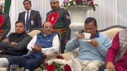 LG को केजरीवाल ने कहा था-बेगानी शादी में अब्दुल्ला दीवाना, अब साथ में चाय पीते दिखे तो ऐसे हुई खिंचाई