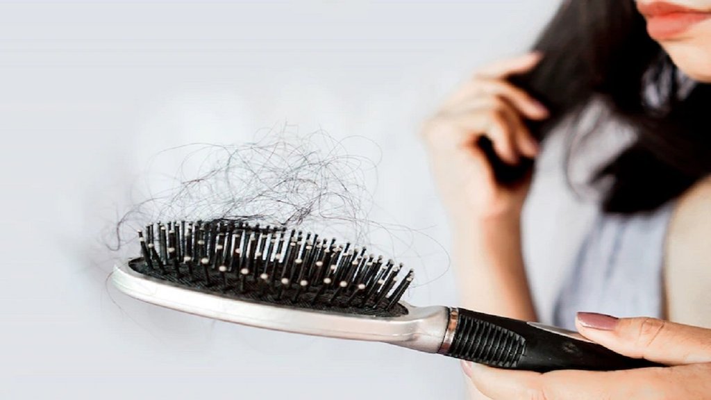Main reasons for hair loss: बॉडी में जरूरी विटामिन की कमी होने से और जेनेटिक कारणों की वजह से भी हेयर लॉस की परेशानी हो सकती है। PHOTO-FREEPIK