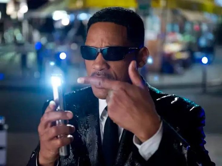 Men in Black 3 में विल स्मिथ ने एजेंट जे का रोल प्ले किया था। द हॉलीवुड रिपोर्टर ने बताया है कि इस किरदार के लिए स्मिथ को 100 मिलियन डॉलर मिले थे। (Photo: Screen Grab)