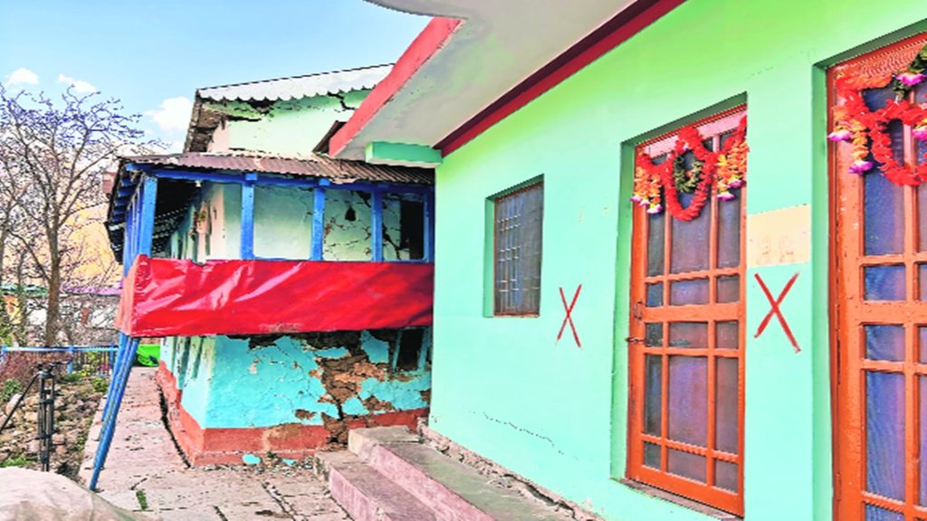 House crack Uttrakhand