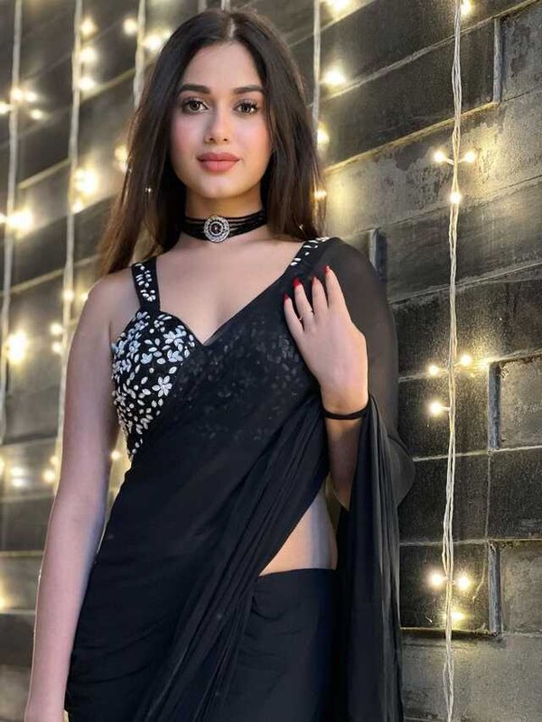 JANNAT ZUBAIR IN BLACK SAREE LOOK