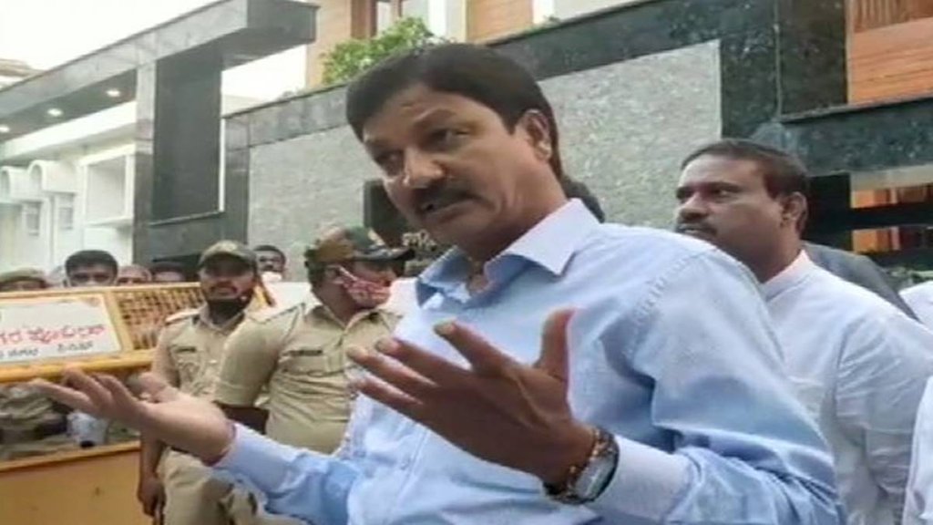 Karnataka: बीजेपी नेता रमेश जरकीहोली ने दिया वोट के बदले कैश का ऑफर, मामला भड़का तो पार्टी ने झाड़ा पल्ला