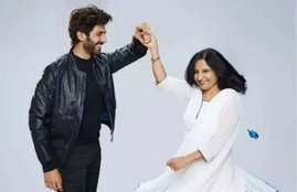 Kartik Aaryan with mom