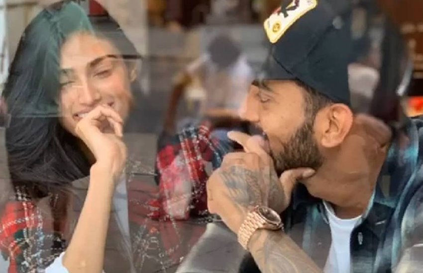 KL Rahul - Athiya Shetty: टीम इंडिया के स्टार क्रिकेटर और विकेटकीपर के एल राहुल जल्द एक्ट्रेस आथिया शेट्टी से शादी करने वाले हैं। आथिया शेट्टी मशहूर अभिनेता सुनील शेट्टी (Sunil Shetty) की बेटी हैं। आथिया और राहुल लंबे समय से एक दूसरे को डेट कर रहे हैं। कई मौकों पर आथिया के एल राहुल के कपड़ों में नजर आई हैं। आइए डालते हैं एक नजर: 