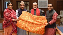 PM Narendra Modi ने अजमेर शरीफ दरगाह के लिए भेंट की चादर, स्मृति ईरानी भी साथ आईं नजर, फोटो पर आये ऐसे रिएक्शन