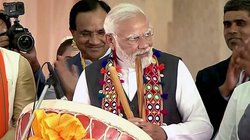 PM Narendra Modi का ढोल बजाते वीडियो शेयर कर फिल्ममेकर ने कसा तंज- जब देश का मान बढ़ाने वाली बेटियां धरने पर हैं, तब…