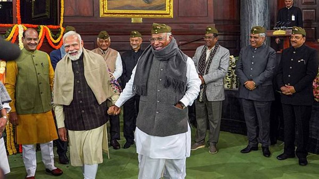 PM Modi Kharge| PM Modi Kharge Viral Photo| PM Modi Kharge Jansatta| PM Modi Kharge Today News|