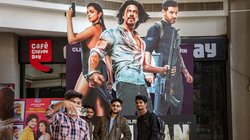 Pathaan: शाहरुख़ खान की फिल्म पर न्यूज़ चैनल के संपादक ने कहा- दिख रहा है बॉयकॉट पठान का असर, हुए ट्रोल