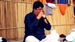 नदी के किनारे रेत पर बैठकर शंख बजाते दिखे राजा भैया, वायरल तस्वीर देख लोग करने लगे ऐसे सवाल