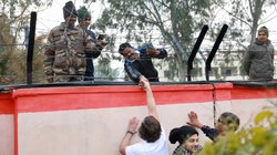 Bharat Jodo Yatra: फौज‍ियों के पास जाकर राहुल गांधी ने म‍िलाया हाथ, कांग्रेस बोली- टूटी कांंटों की सरहद, बीजेपी नेता ने कहा- सावधान