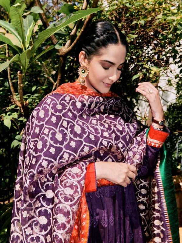 SONAM KAPOOR IN TRADITIONAL LOOK
