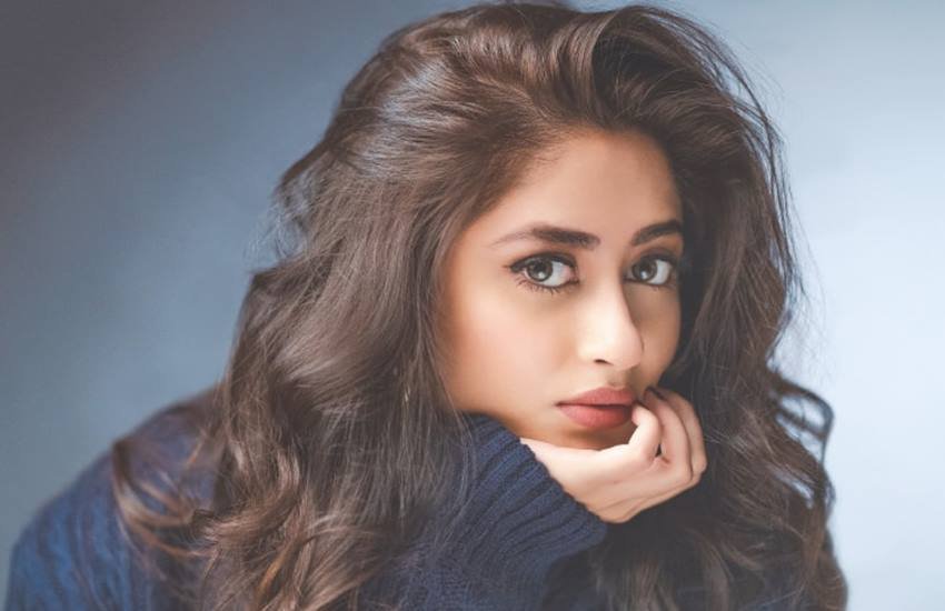 Sajal Aly on Honey Trap Issue: मॉम (MOM) फिल्म में श्रीदेवी (Sri Devi) की बेटी का किरदार निभाने वालीं सजल अली (Sajal Aly) एक बार फिर से विवादों में हैं। इस बार उनका नाम हनी ट्रैप मामले (Pakistan Honey Trap Controversy) में घसीटा जा रहा है। पाकिस्तानी सेना के रिटायर्ड अधिकारी ने दावा किया है कि सजल अली समेत कई पाकिस्तानी एक्ट्रेसेस का वहां की सेना हनी ट्रैप के लिए इस्तेमाल करती है। (Photo: Sajal Aly Instagram)