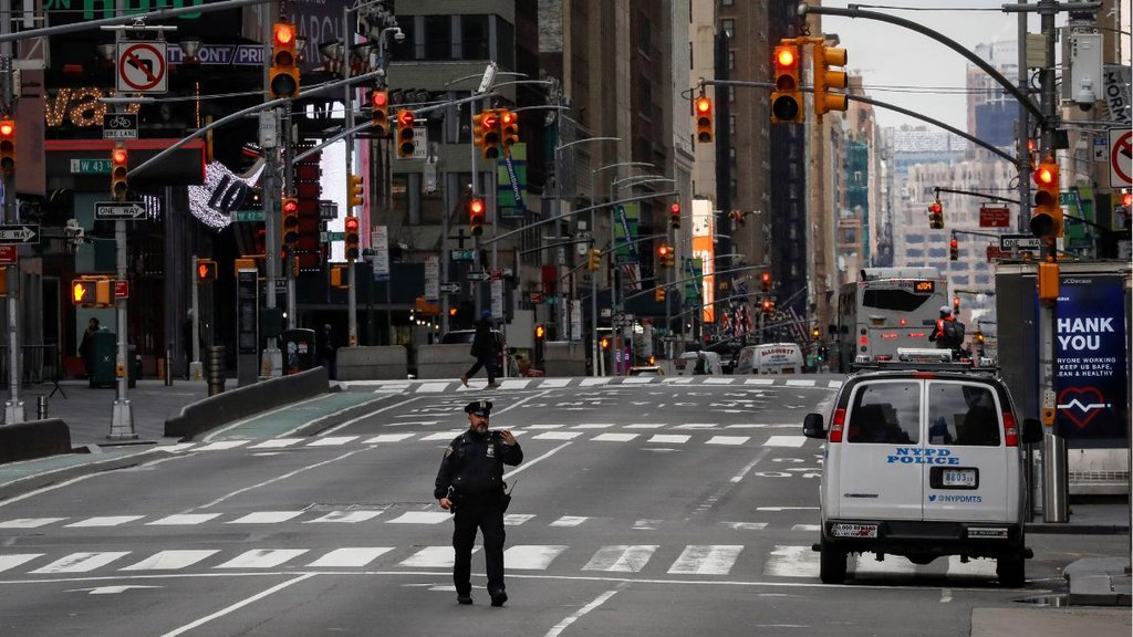  न्यूयॉर्क के टाइम्स स्क्वायर (Times Square) पर नववर्ष का स्वागत करने के लिए बड़ी संख्या में लोग जमा होते हैं। (Photo : ANI)