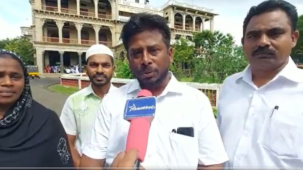 अब्दुल शेख के पिता (फोटो : Uma SudhirTwitter)