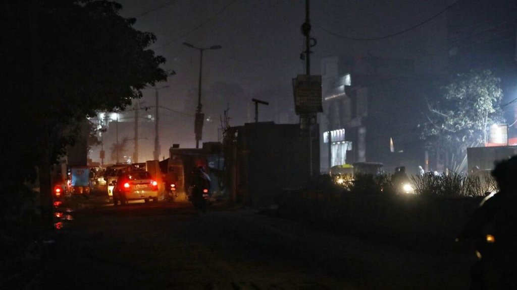 कंझावला (Kanjhawala) की सड़क को महज़ वाहनों और दुकानों से निकलने वाली रोशनी का सहारा है। यहां स्ट्रीट लाइटें तो हैं लेकिन बिना रोशनी के डिवाइडर पर खड़ी हैं। (Express Photo by Abhinav Saha)