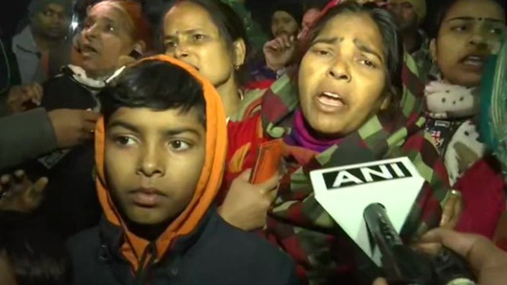 मृतक लड़की की मां ने मीडिया से बात करते हुए कहा कि हम चाहते हैं कि सभी पांचों आरोपियों को फांसी दी जाए। (फोटो : ANI)