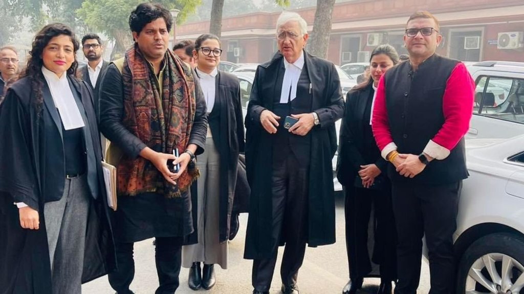 बनभूलपुरा क्षेत्र के निवासियों ने सोमवार को शहर में 29 एकड़ रेलवे भूमि से अतिक्रमण हटाने के उच्च न्यायालय के आदेश के खिलाफ उच्चतम न्यायालय का रुख किया है। (फोटो : Twitter Sumit Hridayesh)
