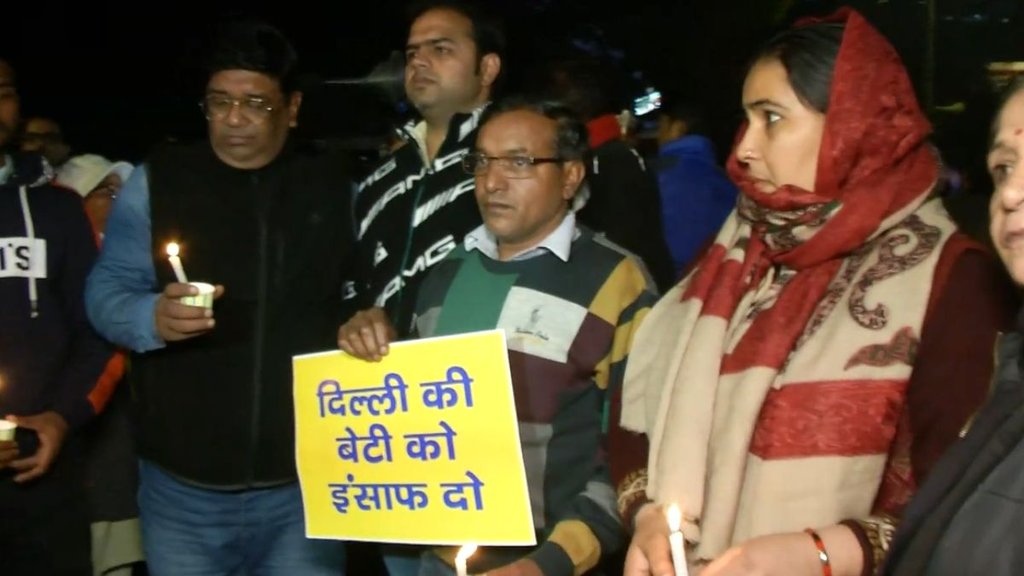 आम आदमी पार्टी (AAP) ने कंझावला (Kanjhawala) मामले मे लड़की को न्याय दिलाने की मांग के साथ दिल्ली जंतर-मंतर पर कैंडल लाइट मार्च निकाला है। (फोटो : TwitterScreenshot)