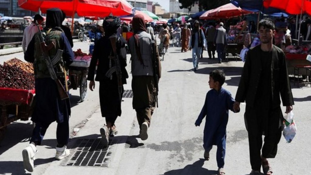 तालिबान (Taliban) के आंतरिक मंत्रालय के प्रवक्ता अब्दुल नफी तक्कुर ने कहा कि विस्फोट में काबुल में सैन्य हवाईअड्डे के मुख्य द्वार के करीब माजूद लोग घायल हुए हैं। (फोटो : ANI)
